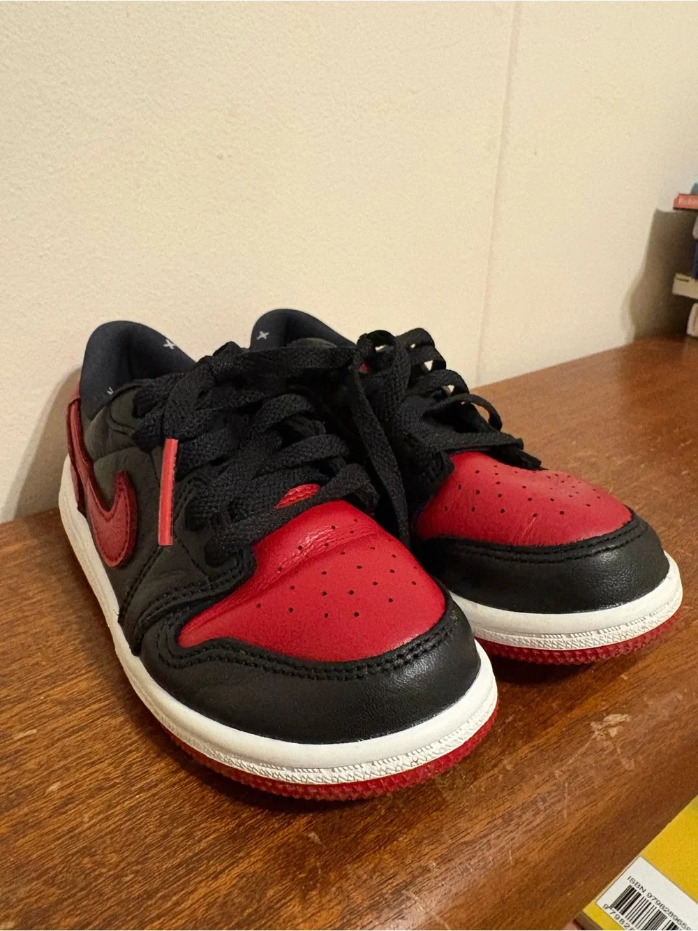 Nike Kids Black and Red Low-Top Sneakers